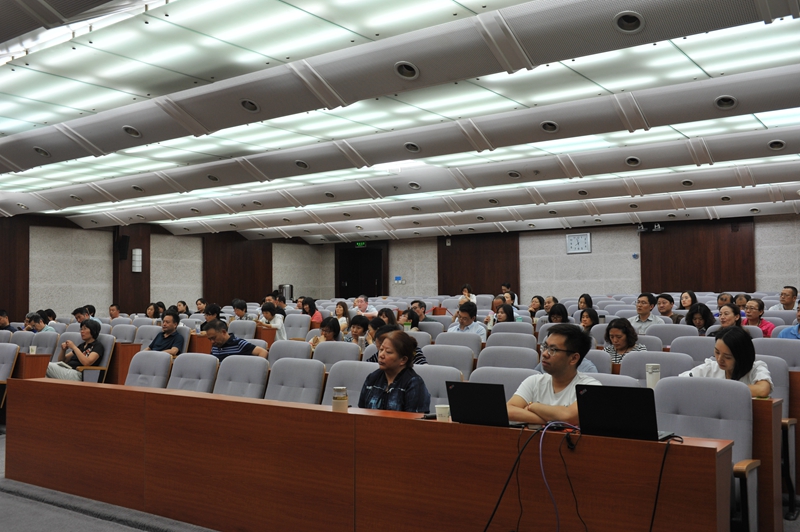 学院领导班子成员在部机关主会场现场参加报告会学习，其他党员干部在学院通过网络直播集中收看学习。（供稿：学院主题教育活动领导小组办公室）