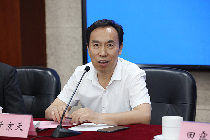 于京天在致辞中对香港教育界同仁前来交流学习表示热烈欢迎。他指出，此次香港教育界同仁到内地交流的主题“迎国庆70周年——新时代国家教育发展”非常有意义，建国70年来中国发生了翻天覆地的变化，实现了由站起来到富起来再到逐步强起来的转变，与此同时中国教育也实现了巨大飞跃。只有了解中国，才能更好地理解中国，才能真诚地热爱中国。香港与内地是一家人，希望今后香港教育界与内地有更多的深入交流，在大家的共同努力下，把祖国、把香港建设得更加美好。