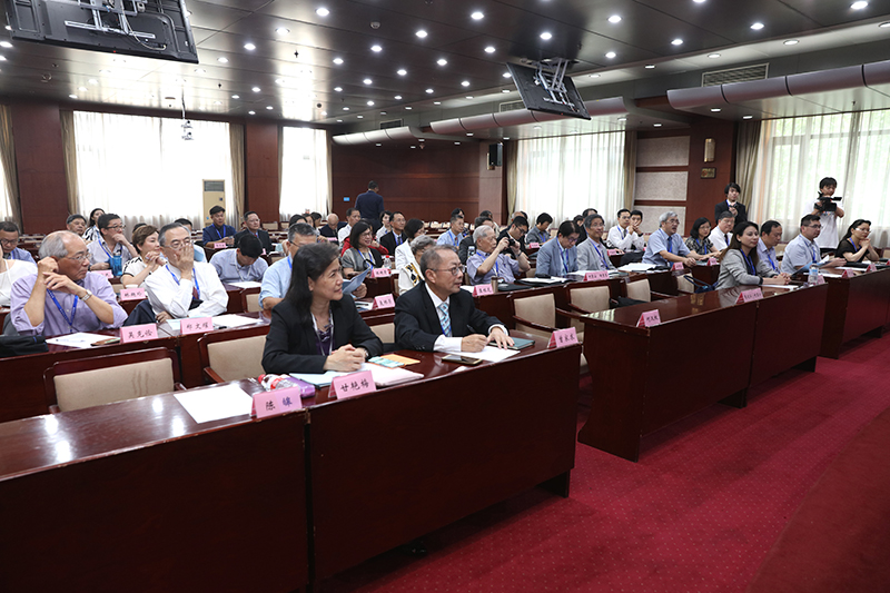 “香港教育界迎国庆70周年—新时代国家教育发展”专题研修班成员由香港高龄教育工作者联谊会、教育评议会、香港教育工作者联会等20多家办学团体组成，共计55人，年龄最高者90岁，年龄最低者23岁，平均年龄59岁。按照交流计划，他们将在学院进行为期4天的研修学习。（供稿：教育行政教研部 杨程；摄影：图书信息技术部 于荣壮）