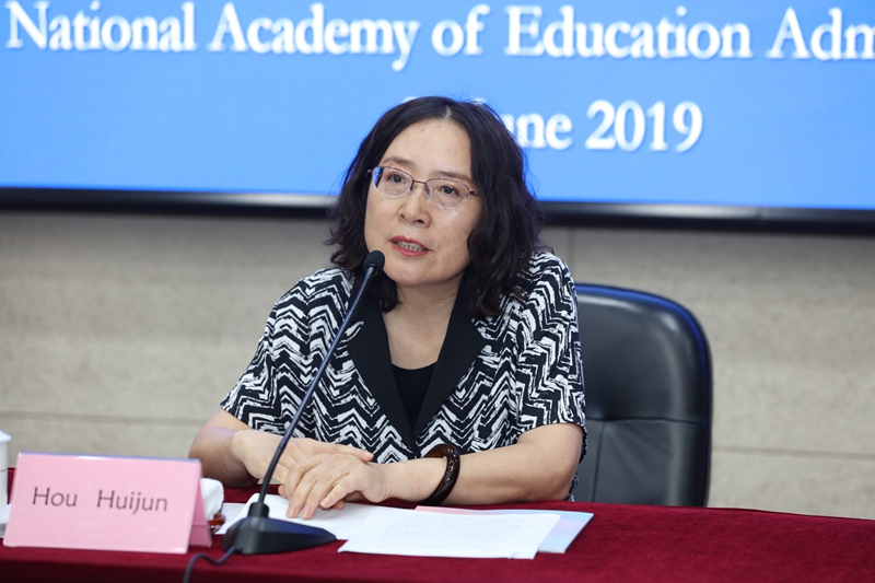 侯慧君在致辞中对中欧双方高校同仁前来交流学习表示热烈欢迎。她首先介绍了国家教育行政学院的基本情况，并强调了学院坚持开放办学、重视搭建国际交流平台的传统。对于此次研讨班的主题聚焦于“大学治理”，侯慧君认为非常具有现实意义。她指出，在当前全球化背景下，各国高等院校都在进行以构建多元共治格局为目标的大学治理改革，无论在理念还是实践上，中欧双方高校都需要平台进行相互交流借鉴和沟通学习，“中欧领导力项目第二期（LEAD2）”恰好回应了这一需求，与此同时，项目第一期形成的有影响力的成果为第二期的开展奠定了良好基础。她表示在项目第二期中，国家教育行政学院将一如既往地积极参与和全力支持项目的开展，为中欧高等教育的发展贡献力量。