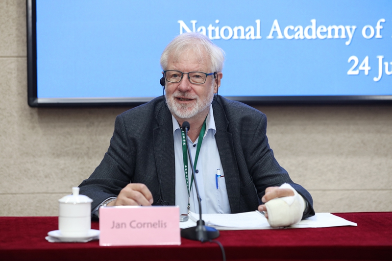 布鲁塞尔自由大学前副校长阎·科诺斯在致辞中提到，大学系统具有高度复杂性特征，因此，大学治理需要战略战术和相应的匹配结构，“中欧领导力项目第二期（LEAD2）”将进一步扩展研究的广度及其对管理实践者的影响力，以期通过一些创新性的解决方案帮助高校解决治理方面的困惑和问题。他认为，本次研讨班聚集了中欧双方高校不同领导岗位的学术管理人员，相信在未来的几天研修中会形成了许多思想的碰撞和共识。