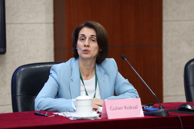 土耳其中东科技大学副校长菇萨·考索尔作为项目的欧方院校代表也表示将全情投入“中欧领导力项目第二期（LEAD2）”，力图创造和分享有价值的知识，打造新的交流平台，以帮助中欧双方高校的学术领导者提升在大学治理和领导力方面的知识能力。