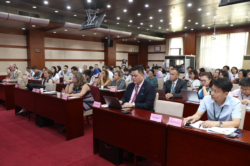 “中欧大学治理与学术领导力项目第二期（LEAD2）”由中欧各6个伙伴单位参与，自2019年3月启动后，将历时三年分别对中欧双方大学各层级的学术管理领导者进行比较研究和混合培训，预期将会形成慕课课程、在线知识库、研究出版物、政策建议报告以及建立中欧大学领导力中心等一系列成果，以促进双方对大学治理和学术领导力的理解与实践。