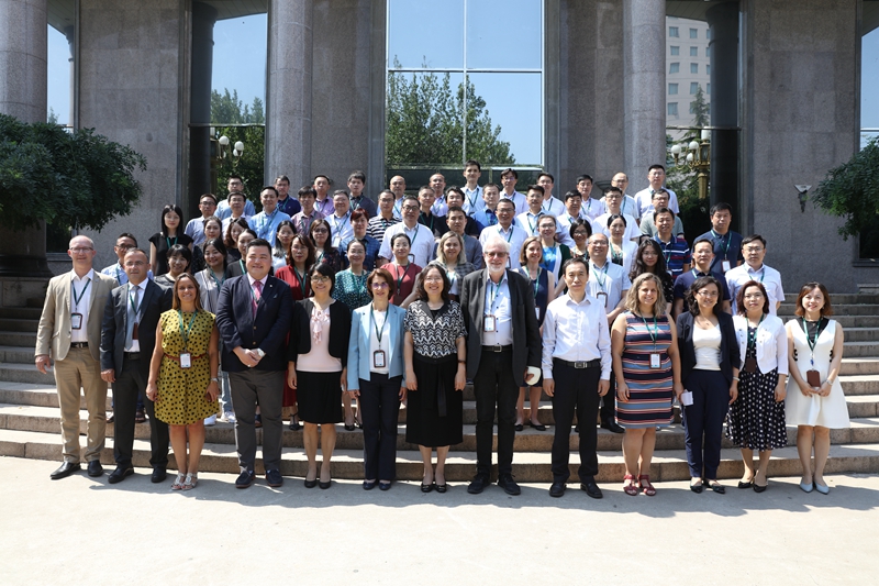 本次研讨班是“中欧大学治理与学术领导力项目第二期（LEAD2）”自启动以来开展的第一次混合培训和研讨会。在为期六天的研修中，来自项目单位12所院校的40位代表和非项目单位的27位校级领导与中层管理者将通过主旨演讲、现场教学、结构化研讨、大会交流等形式进行深度交流与学习。（供稿：学校管理教研部 屈潇潇；摄影：图书信息技术部 于荣壮）
