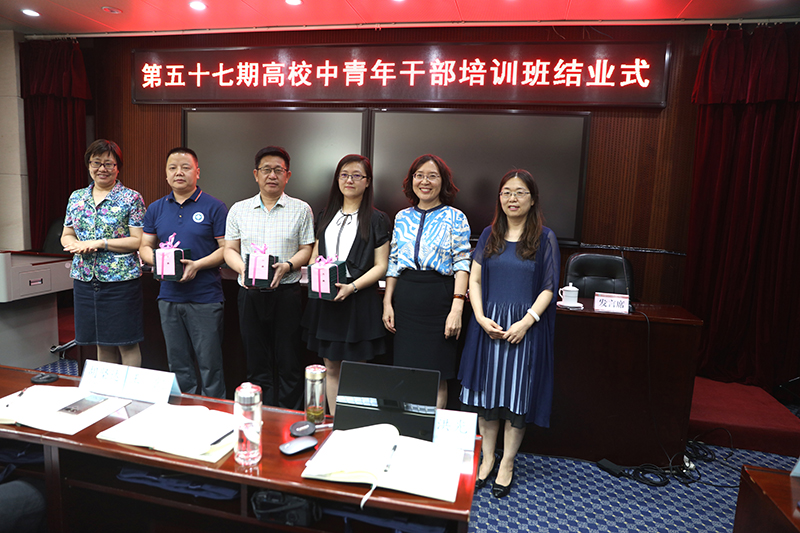 结业式上，培训班总班长、郑州铁路职业技术学院人事处处长胡殿宇代表全体学员作了学习汇报。培训班总支书记、兰州石化职业技术学院党委委员、党委统战部部长兼发展规划处处长兰炜代表培训班向学院赠送纪念品。培训班总班主任、学院职业教育研究中心主任邢晖教授代表班主任团队作了教学工作总结。