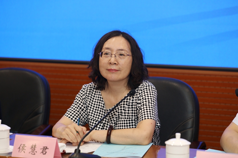 侯慧君在致辞中对学员们来院学习表示欢迎，并诚挚感谢北京市委教育工委对学院的一贯信任与支持。她指出，在全党上下广泛开展“不忘初心、牢记使命”主题教育、在教育系统深入学习贯彻全国教育大会精神和习近平总书记关于教育的重要论述，谱写教育现代化新篇章的奋进过程中，进一步加强理论学习和党性修养显得尤为重要和必要。她希望大家通过培训学习，能够实现在理论学习上有收获，党性修养上有提高，进一步增强“四个意识”，坚定“四个自信”，坚决做到“两个维护”，努力为成长为忠诚干净担当的高素质专业化的好干部打下坚实的思想基础。她表示，学院按照陈宝生部长指示致力于打造教育干部智慧养成之地，愿意做每个干部变化进步的加油站，进而做推进首都高等教育发展的助推器。