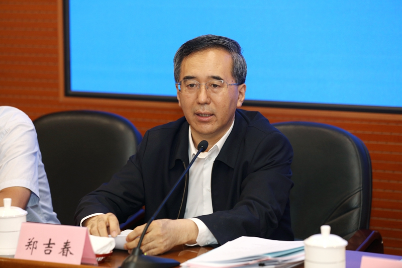 郑吉春介绍了培训班举办的背景和目的，以及加强高校年轻干部工作的重要意义，这既是落实中央和北京市委加强年轻干部队伍建设的要求、推动首都高等教育改革发展的迫切需要，也是保证首都高校干部队伍薪火相传后继有人的重要举措。他强调要深刻把握新时代对高校年轻干部的要求，抓好锤炼政治定力、坚定理想信念、提升综合素质等三个方面工作，打造忠诚干净担当的年轻干部队伍。他要求参训学员树立良好学风，珍惜学习机会，严格遵守纪律，努力做到理论联系实际，学以致用，推动工作前进。