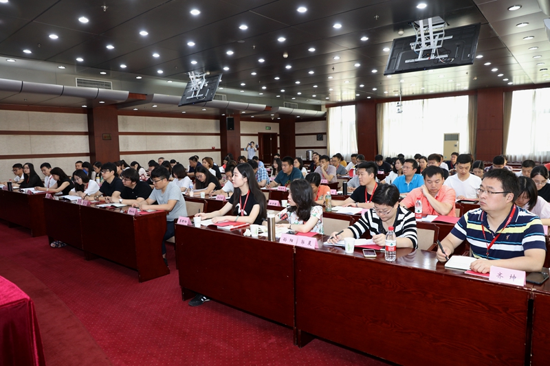 开班式后，中共中央党校陈述教授作了主题为“中国共产党与中华民族伟大复兴”的开班辅导报告，来自教育部直属机关的77位党员发展对象聆听了报告。本次培训将采取专题报告、分组研讨、经验分享、大会交流等形式展开。（供稿：社会科学教研部 王敬红，机关党校工作办公室 舒刚；摄影：于荣壮）