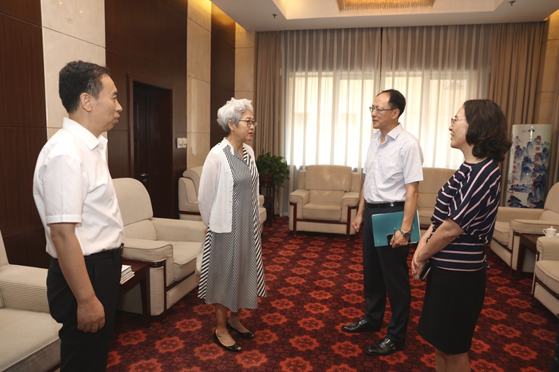 专题报告会开始前，学院党委书记、常务副院长侯慧君，副院长于京天等与傅莹大使进行了沟通交流。（供稿：学校管理教研部 李永贤；摄影：图书信息技术部 于荣壮）