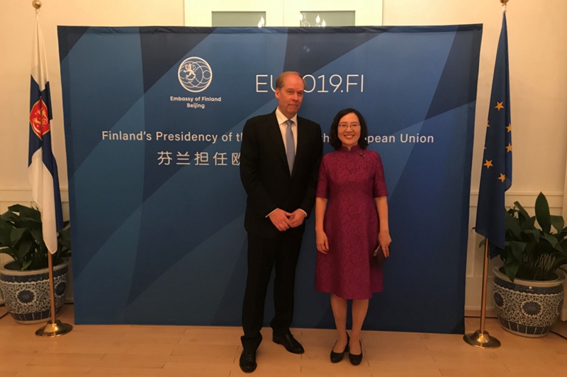 2019年7月11日，受芬兰驻华大使邀请，学院党委书记、常务副院长侯慧君出席于芬兰大使官邸举办的“庆祝芬兰成为欧盟理事会新一任轮值主席国招待会”，代表学院表达礼节性祝贺与支持。
