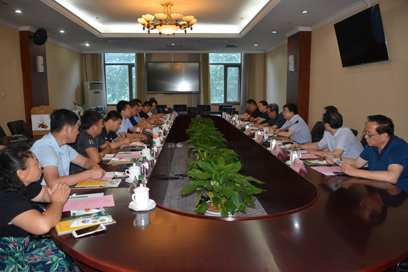 为落实学院党委关于扶贫工作中对后勤管理服务中心的具体要求，7月4日，学院后勤管理服务中心邀请青龙县农副特产推介团来院座谈交流，共商扶贫合作的具体举措。王治军副院长出席座谈会。