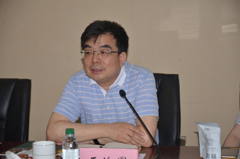 王治军对青龙县推介团一行来院考察洽谈表示热烈的欢迎，并就学院后勤管理服务中心如何把精准扶贫工作与利用青龙县优质农副产品有效的结合起来，不断提高后勤服务保障水平，提出了明确的要求。