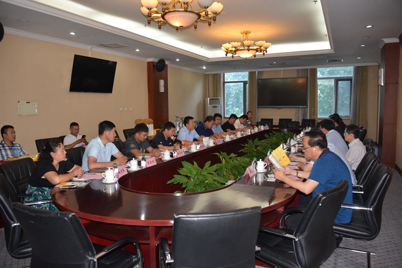 座谈会上，学院教务部、后勤管理服务中心等部门负责人与青龙县教育体育局局长李胜贵及青龙县相关企业负责人，一行十余人，就如何深化学院与青龙县在培训和农副产品采购等方面的合作，进行了详细交流。（学院后勤管理服务中心）