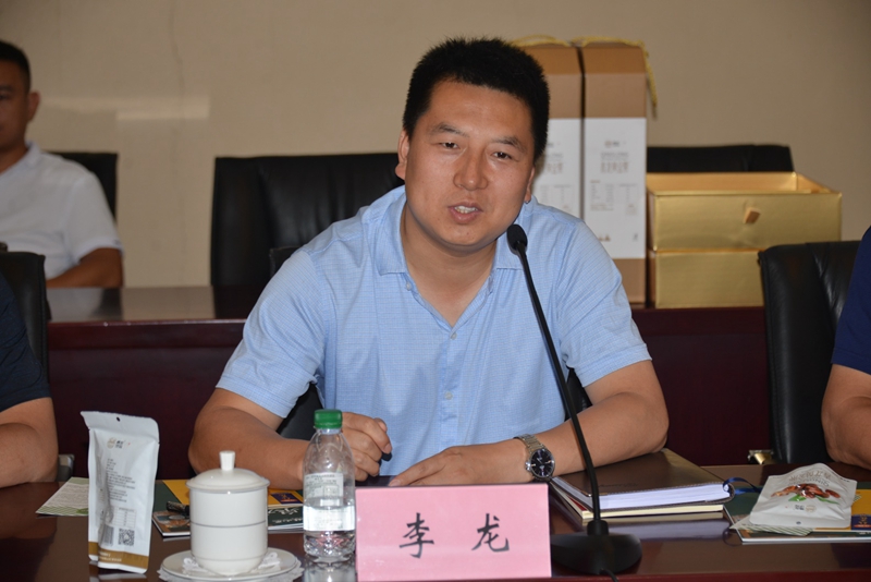 河北省青龙县副县长李龙（挂职）感谢国家教育行政学院各方面的大力支持，并就学院采购青龙县优质农产品、推动当地经济发展、帮助群众脱贫致富进行了具体沟通交流。