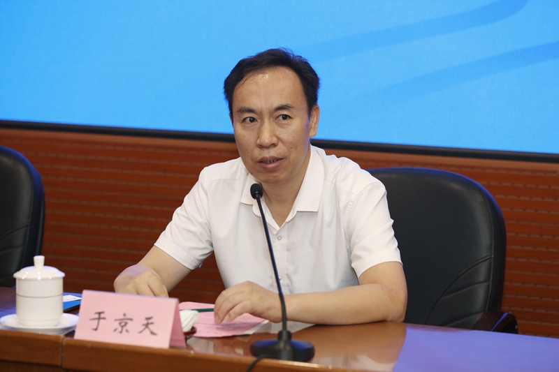 于京天在介绍国家教育行政学院的性质、功能、历史定位和重点工作的基础上，强调学院为本期培训班精心安排了科学合理的教学计划，邀请了思想政治专业领域的专家，力求为大家提供高端专题报告。高校思想政治工作对大学生的健康成长至关重要，对他们的人生观、价值观、世界观的形成具有关键影响和重要意义。因此，作为思想政治工作骨干，大家要不断学习研究大学生思想政治工作的规律，结合实际工作中的问题与困惑，积极创新工作方法，不断提升思想政治工作的效果。