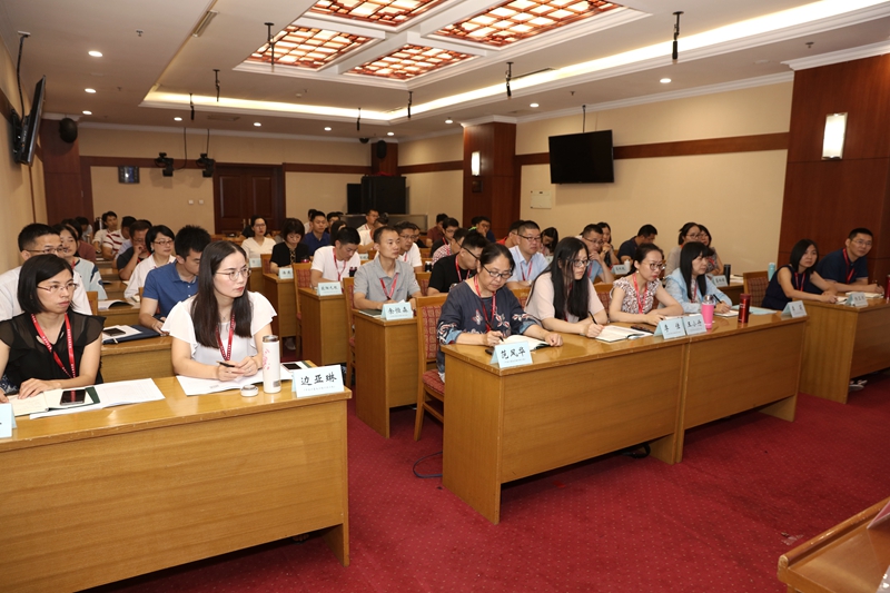 开班式后，首都经济贸易大学党委书记冯培作了主题为“关于思想政治理论课‘金课’建设的思考”的开班报告，本期培训班52位学员聆听了专题报告。（供稿：班主任 李永贤；摄影：于荣壮）