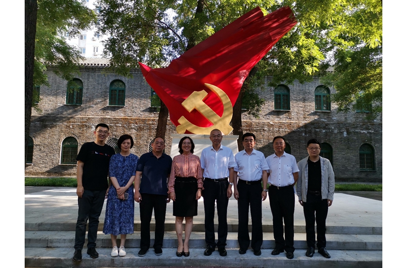 座谈会后，吴兵副校长陪同侯慧君书记等调研组的同志参观了设在该校的“北京市党员干部党性教育基地”。（供稿：人事处 刘益东）