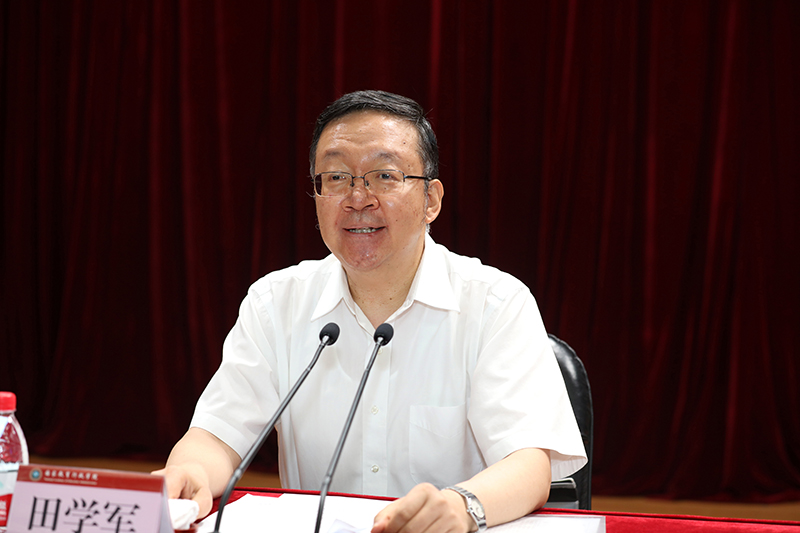 田学军指出，当前我国对内处在“两个一百年”交汇期，对外面临百年未有之大变局，正在前所未有地走近世界舞台的中央，同时也面临着严峻的挑战与困难。在这一背景下，作为高校领导干部要清醒地认识我们所面临的形势，把握所处的时代方位，以及所承担的使命和责任。教育部党组对办好本次培训班高度重视，培训期间，宝生部长将与学员们进行集体谈话，充分体现了对直属高校领导班子建设和干部成长的关心。田学军强调，各位学员要提高思想认识，强化学习自觉，坚持学以致用。通过培训努力做到理论学习要有新收获、党性修养要有新增强、本领能力要有新提升、精神状态要有新风貌；更要在今后的工作中不断的强化学习，磨练磨砺政治素养，提升能力本领，昂扬精神状态，努力在新岗位展现新担当、新作为，作出新成绩。