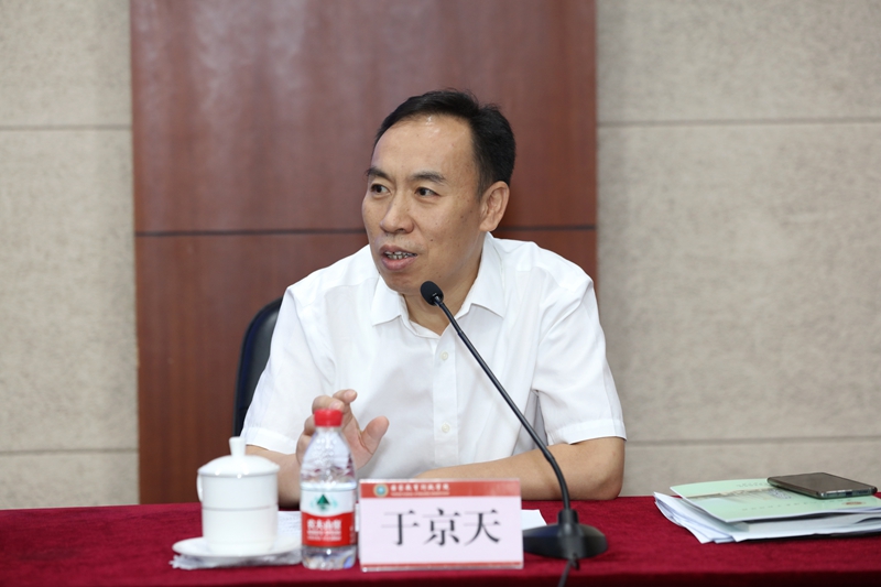 于京天在致辞中对国家教育行政学院的基本情况作了简要介绍。他指出，教育行政学院是教育系统干部共同的学习家园，学院通过干部培训服务教育部党组中心工作的落实，服务教育战线改革发展。针对本次研修班，学院将全力以赴提供高质量的服务保障，也希望全体学员能够迅速转变角色，遵守学习纪律，将培训研修与工作实际相结合，深入思考问题，开展交流。