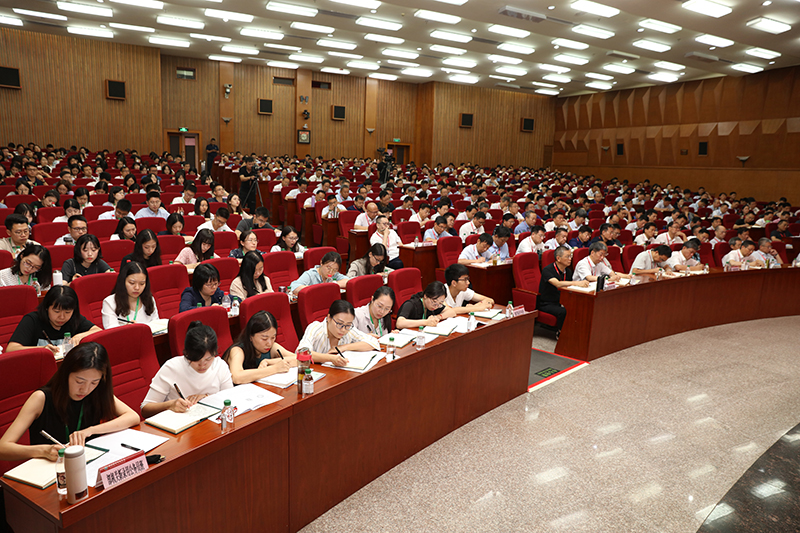 秋季学期开学的省级教育部门领导干部进修班、第60期高校领导干部进修班、第58期高校中青年干部培训班、第46期全国地市教育局长研修班、第12期全国县区督学培训班、2019年教育部机关新录用公务员培训班暨直属单位新进工作人员培训班及第17期高校中层干部专题研修班等七个班次的学员，以及学院全体干部教师共500余人参加了开学典礼。（供稿：学校管理教研部 屈潇潇；摄影：图书信息技术部 于荣壮）