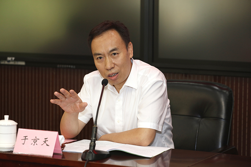 于京天在讲话中强调，此次培训班的教学目标非常明确，就是深入学习领会习近平新时代中国特色社会主义思想和党的十九大精神，重点学习贯彻习近平总书记在2019年秋季学期中央党校（国家行政学院）中青年干部培训班开班式上的重要讲话精神。希望各位学员通过这次培训，能够真正的做到增强“四个意识”，坚定“四个自信”，坚决做到“两个维护”，主动强化思想淬炼、政治历练、实践锻炼，发扬斗争精神，增强斗争本领，做年轻干部的表率和典范。