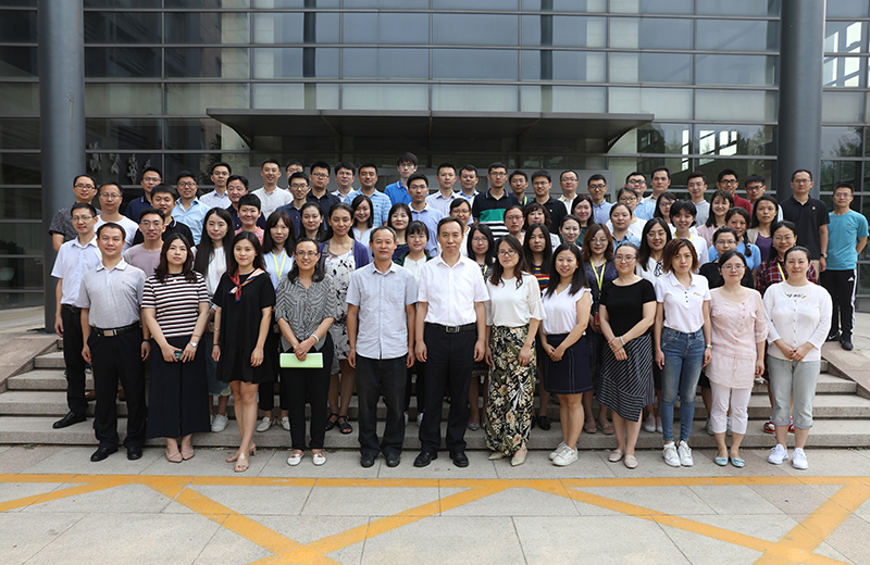 开班式后，福建省委党校党建部主任郭为桂教授作了题为“习近平总书记关于党的建设的重要思想”首场专题报告，来自教育部机关及直属单位的70位青年党员骨干听取了报告。根据教学计划安排，学员们将在学院进行为期四天的系统培训。（供稿：学校管理教研部 刘亚荣；摄影：图书信息技术部 于荣壮）