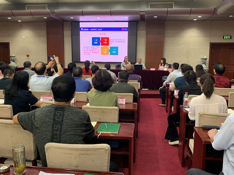 一班学员、湖北省武汉市江岸区教育局督导办主任高为，从顶层设计、督学待遇、过程管理、督导成效等方面介绍江岸区责任督学挂牌督导的举措与成效。江苏省南通市通州区人民政府教育督导室专职督学邵敏华，介绍了“包诊制”这一具有“通州特色”的责任督学挂牌督导举措。