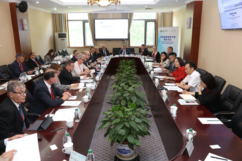 9月16日上午，学院党委书记、常务副院长侯慧君会见了芬兰应用技术大学校长联盟主席、芬兰赛纳应用技术大学校长瓦莫拉·塔皮奥·萨卡里先生一行，回顾并展望了国家教育行政学院与芬兰应用技术大学校长联盟的合作交流。学院副院长于京天陪同会见。