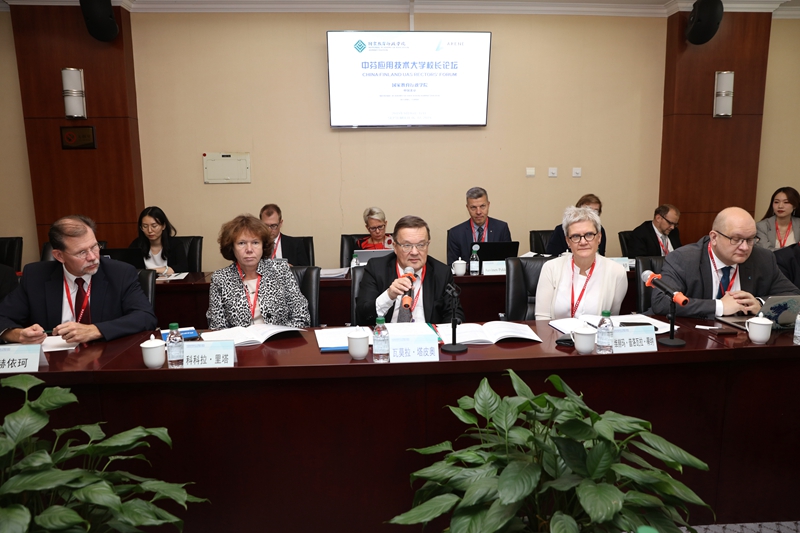 瓦莫拉·塔皮奥·萨卡里主席表示，非常感谢国家教育行政学院的热情接待。他强调，芬兰非常乐于与中国高校分享其25年应用技术大学发展的经验和教训，愿意早日促成中芬应用技术大学高级研修班的实现，期待双方在应用技术大学治理及学术领导力合作研究领域开展更多的实际工作。