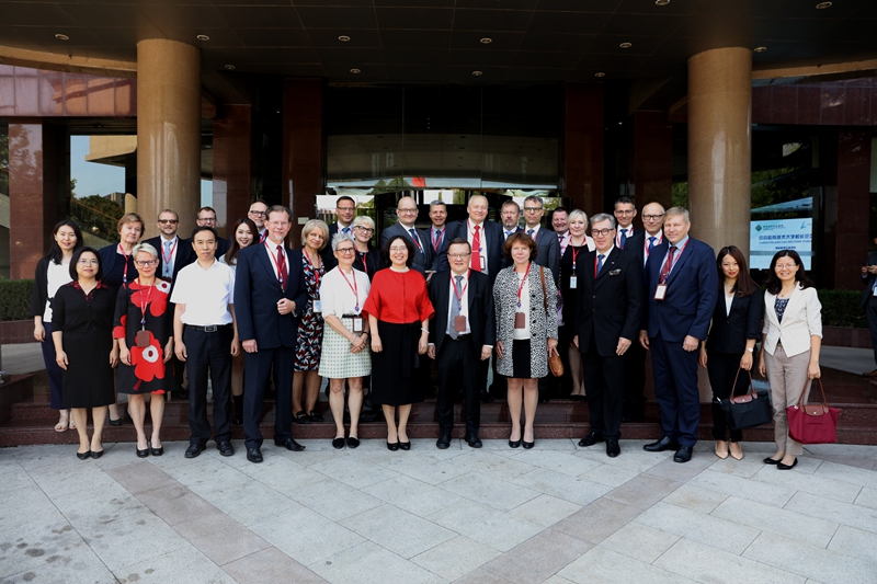 芬兰应用技术大学校长联盟副主席、城市应用技术大学校长科科拉·里塔·丽娜·乔安娜女士，东南芬兰应用技术大学校长赫依珂·萨斯塔莫依恩·塔皮奥先生，芬兰教育科学文化部部长高级顾问维赫玛·普洛瓦拉·蒂纳·玛利亚女士，芬兰共和国驻北京大使馆教育与科学参赞时明睿女士等，24位来自芬兰21所应用技术大学的校级领导、芬兰教育部及芬兰驻华使馆官员参加会谈，并将出席在学院举办的“中芬大学校长论坛暨第八届教育管理者论坛”。（供稿：国际合作与培训部；审稿：许淑红；摄影：图书信息技术部 于荣壮）