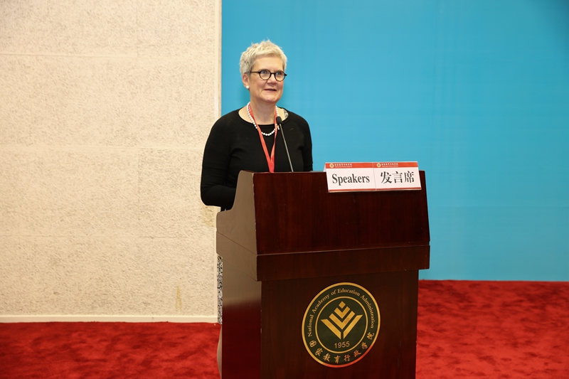 维赫玛·普洛瓦拉·蒂纳·玛利亚在致辞时，代表芬兰教育部感谢国家教育行政学院为本次论坛所作的精心安排。她介绍了芬兰的高等教育和科研体制的基本情况，以及目前国家层面的一些政策举措。她指出，芬兰非常重视并期待与中国高校合作，作为现任欧盟轮值主席国，希望双方一起面向未来的教育，不断增强教育和科研领域的合作，共同探讨和提高人力资本投资价值，促进公平性和有效性提升。