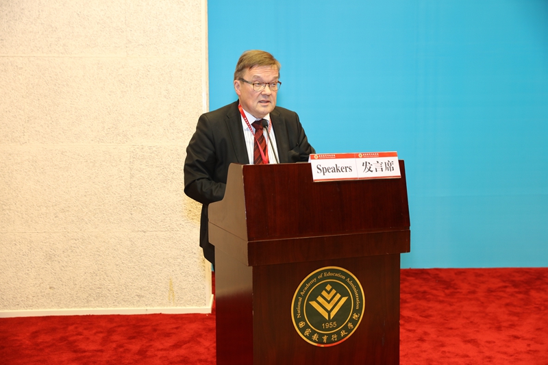 瓦莫拉·塔皮奥·萨卡里在致辞时指出，应用技术大学在芬兰高等教育系统中占据重要位置，拥有芬兰一半的大学生数量，提供不同领域、与职业工作需求密切联系的本科和硕士学位，并且从成立之初就对区域发展发挥着至关重要的作用。芬兰的应用技术大学非常重视国际合作，芬兰应用技术大学校长联盟就是增进应用技术大学之间合作的组织，期待本次论坛能够使芬兰和中国的高校互相借鉴，取长补短，切实增强双方在高等教育各领域的密切合作。 