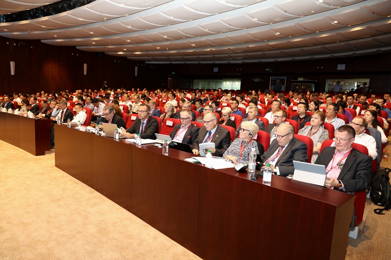 来自芬兰21所应用技术大学的校级领导、芬兰教育部及芬兰驻华使馆官员共24位“芬兰应用技术大学校长联盟代表团”成员，正在学院培训研修的第60期高校领导干部进修班73位校级领导，以及第58期高校中青年干部培训班和第17期高校中层干部专题研修班的全体学员共计200余人参加了论坛活动。（供稿：学校管理教研部 杨中超；摄影：图书信息技术部 于荣壮）