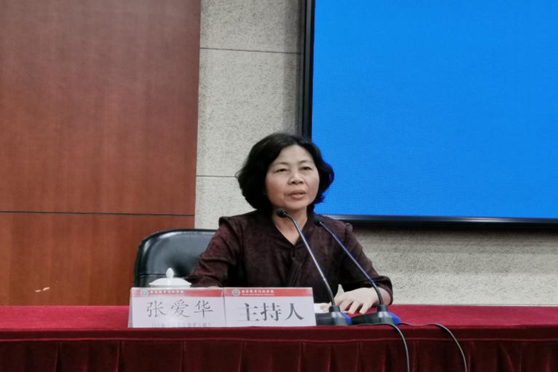 本期督学培训班的3、4班学员代表围绕“教育督导理论研究与实践行动”这一话题，论道教育督导，促进教育督导思行合一，不断深化教育督导改革发展之路。图为福建省平潭综合实验区教育督导室负责人张爱华主持讲坛。