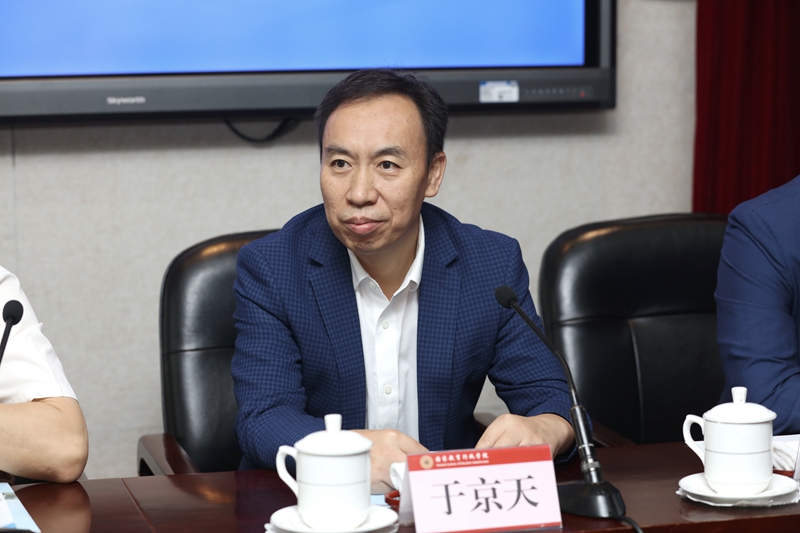 于京天首先代表学院致辞，欢迎学员们到国家教育行政学院参加培训学习。他强调，国际组织人才工作意义重大，各位学员作为国际职员后备将来有机会代表国家去国际组织工作，背后都有祖国的强大保障，学院也愿意为大家在上岗前的素养提升和能力储备全力提供支持，希望大家珍惜这次学习机会，做好出发的准备。