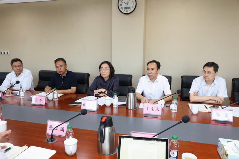 学院党委书记、常务副院长侯慧君，副院长于京天出席座谈会。学院办公室、科研部、教务部、培训部等部门相关同志参加。