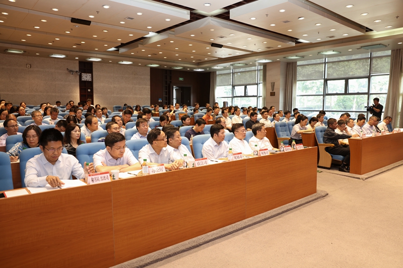 为深入学习贯彻新时代党的组织路线，更好地落实《党政领导干部选拔任用工作条例》《党政领导干部考核工作条例》等法规要求，进一步提升直属机关干部人事工作质量和水平，9月25日至27日，教育部在国家教育行政学院举办了直属机关干部人事工作专题培训班。在3天的时间里，学员们认真学习了新时代干部人事工作的地位作用、方针原则、理念思路、目标任务、工作体系、方法途径和实践要求，围绕直属机关干部人事工作热点难点问题深入开展了交流研讨，达到了以学促干的效果。教育部机关司局办公室主任（综合处处长）、直属单位人事处处长（办公室主任）等近60人参加专题培训。(供稿：社科部 董险峰；图书信息技术部 于荣壮）
