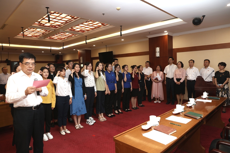 结业式最后，王治军副院长带领全体新进工作人员进行了入职宣誓。