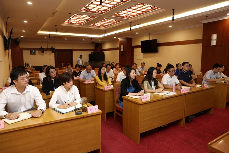 新进工作人员入职培训是学院近年来提升教职工队伍素质的重要举措，对传承学院使命文化、奋进文化和家国情怀，促进学院事业发展具有重要作用。（供稿：人事处；摄影：图书信息技术部 于荣壮等）
