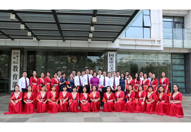 节目演出结束后，学院全体参加演出的教职工合影留念。