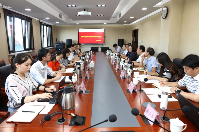9月25日下午，国家电网有限公司高级培训中心董事长、党委书记卓洪树一行8人来我院访问，调研干部培训机构建设与培训项目组织实施经验。学院党委书记、常务副院长侯慧君主持座谈会。于京天副院长和相关部门负责人出席座谈会。
