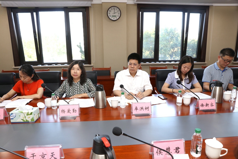 于京天和卓洪树分别从单位性质、办学历史、办学方针、校园文化、管理体制、组织架构、培训对象、项目体系、课程体系、师资体系、案例开发等方面，先后对各自单位的整体情况进行了介绍。随后，双方职能部门的负责人就共建干部培训协作机制、研制培训机构办学质量评估体系、选配班主任团队、运营网络培训平台、配合上级主管部门制定年度培训计划、开展国际合作与培训、案例开发、培训者培训、教师激励等具体工作交换了经验与看法。