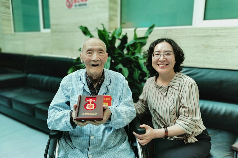 国庆前夕，为贯彻落实党中央、国务院关于庆祝中华人民共和国成立70周年活动的有关通知精神，根据中组部、教育部统一安排部署，在中华人民共和国成立70周年之际，学院领导班子成员及有关负责同志代表学院，分别走访慰问了我院在建国前参加革命工作的杨宇、何光荣、高先丙、魏自强、李凡、闫乃钧、刘建英和郭润民等8位在京老干部。图为学院党委书记、常务副院长侯慧君看望慰问离休老干部杨宇同志（96岁）。