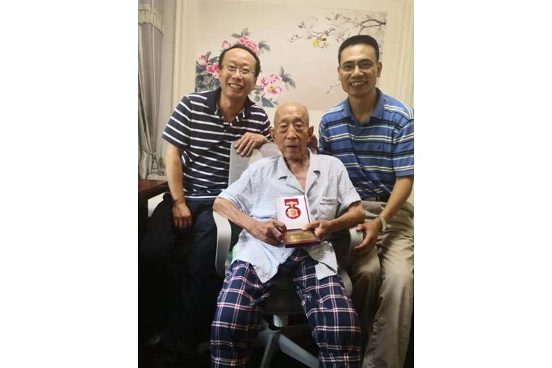 学院党委副书记、纪委书记朱保江看望慰问离休老干部高先丙同志（94岁）。