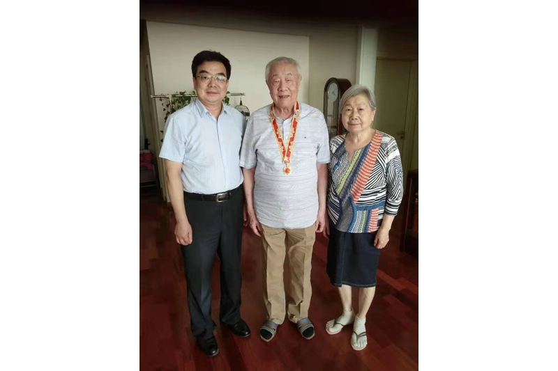 学院副院长王治军看望慰问离休老干部李凡同志（89岁）