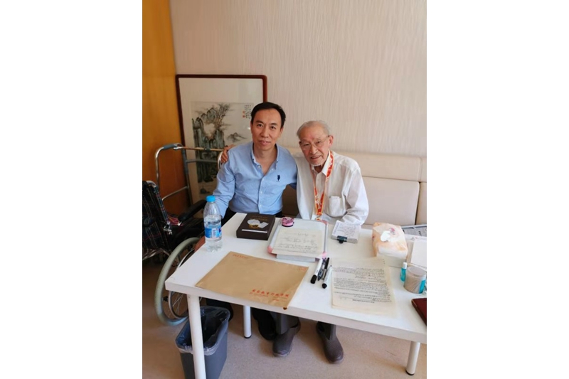学院副院长于京天看望慰问离休老干部魏自强同志（91岁）。