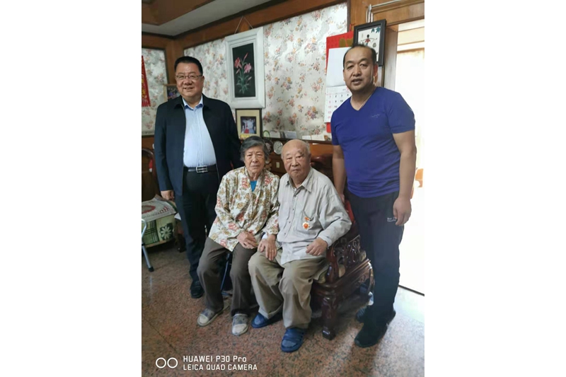 学院副司级干部韩旭看望慰问离休老干部闫乃钧同志（89岁）。