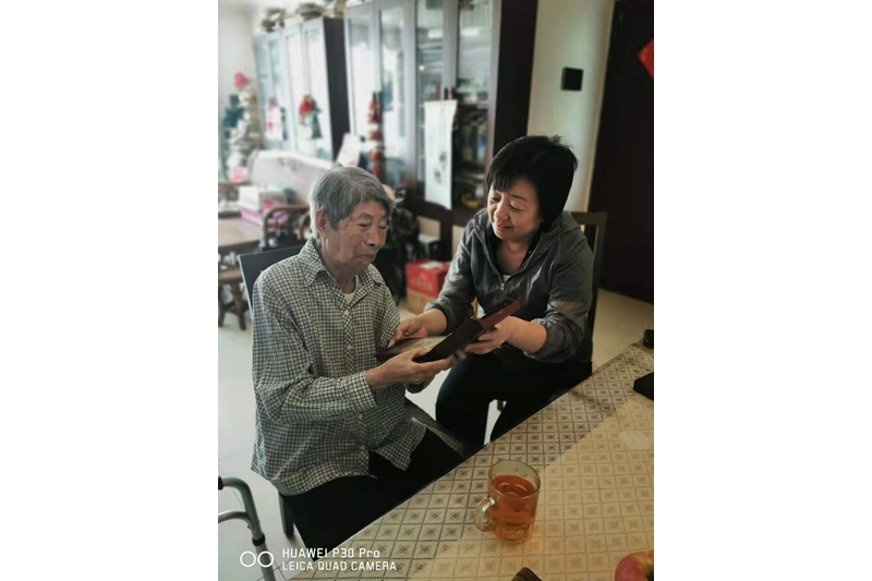 学院人事处（离退休工作办公室）王秀清看望慰问离休老干部郭润民同志（87岁）。在老同志们的住所，学院领导及相关负责人转达了党中央、国务院对离休老同志的关怀，送达由中共中央、国务院、中央军委颁发的“庆祝中华人民共和国成立70周年纪念章”，并与老同志亲切交谈，深入了解老同志们的身体状况、日常生活等情况，祝愿老同志们身体健康。
