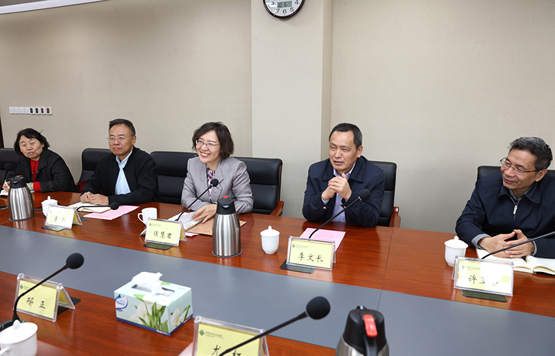 侯慧君首先代表学院对各位校友回家表示热烈欢迎，并介绍了学院近年来在干部教育培训事业中取得的成就，以及教师队伍建设、基础设施建设情况。侯慧君谈到，陈宝生部长提出了学院要“努力建设不在岗的教师队伍，不在位的管理队伍，不在编的工作队伍”，校友就是这三支队伍的重要来源，侯慧君希望校友们能够为学院干部教育培训及其它各项事业健康发展助力。李文长代表老师发言，表示20年前与大家共同学习的经历非常宝贵，大家做到了“学习中有收获，生活中有友情”，希望大家能够继续保持联系。