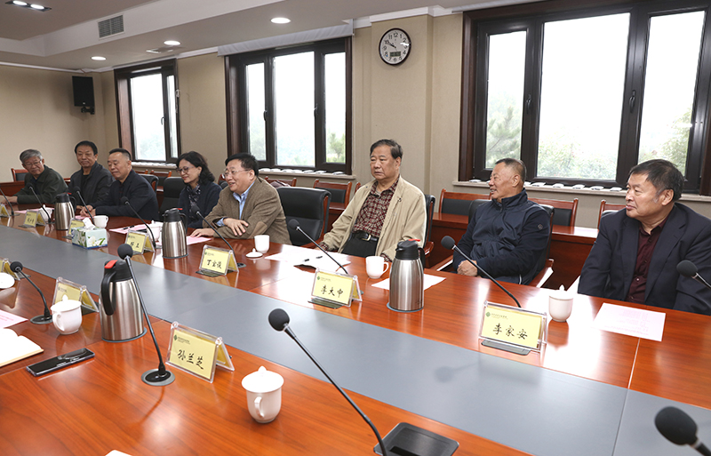 校友们深情的回顾了20年前在学院的学习、生活经历。纷纷表示，回到当年学习的母校，心情非常兴奋和激动，当年在院进修的时间虽然只有两个月，但收获很大很多，通过研修学习，提高了理论素养，坚定了思想信念；拓宽了视野，学到了经验；启迪了智慧，提升了能力。
